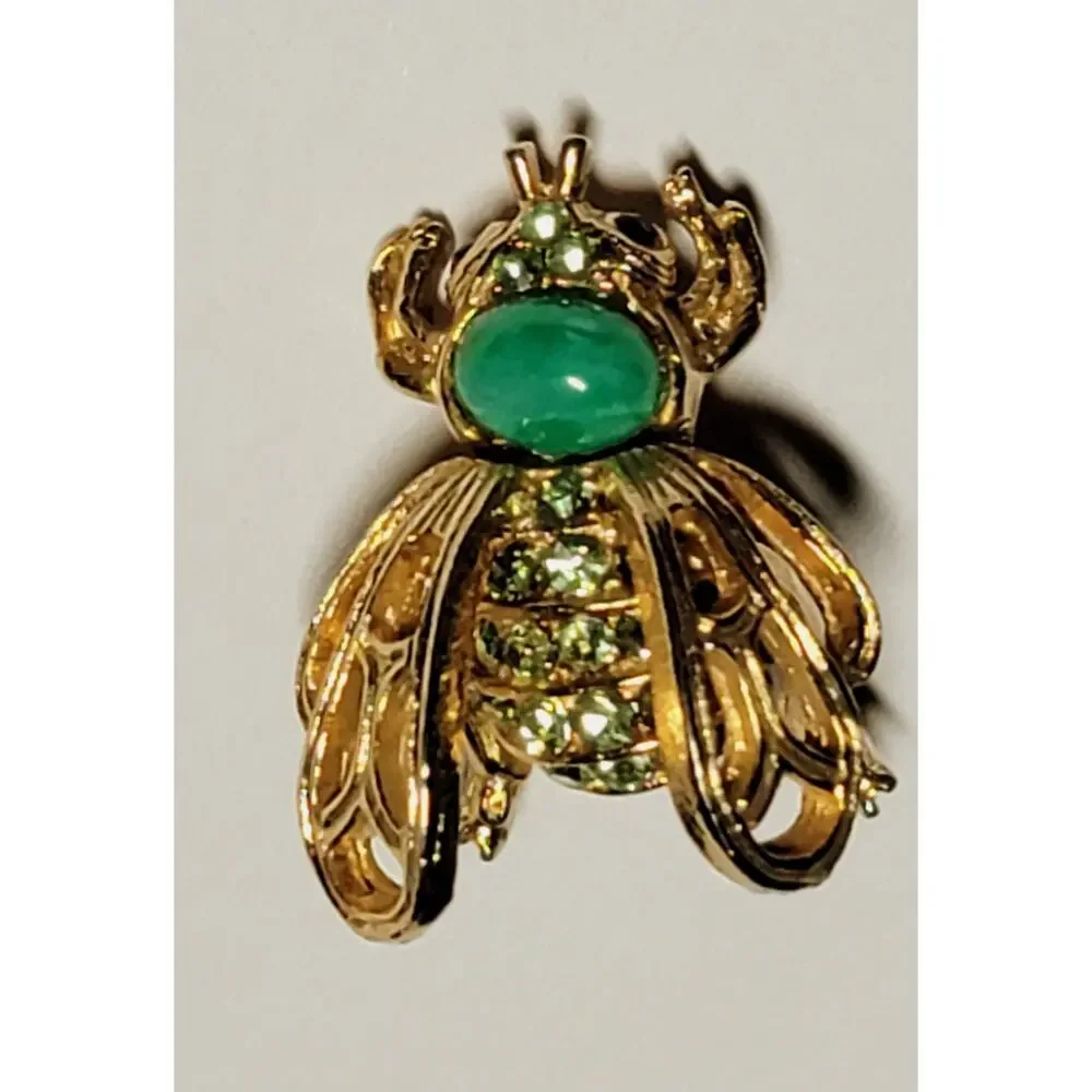 Uranium Glass Bee Figurine Under UV Unmarked Vintage